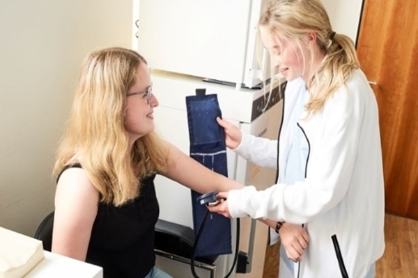 Zwei Frauen beim Blutdruck messen
