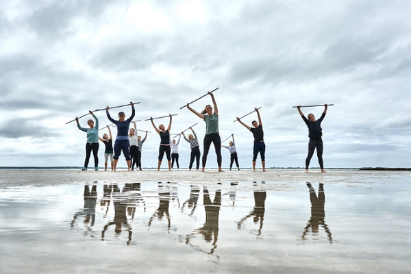 Gruppe am Wattstrand, die Sport macht