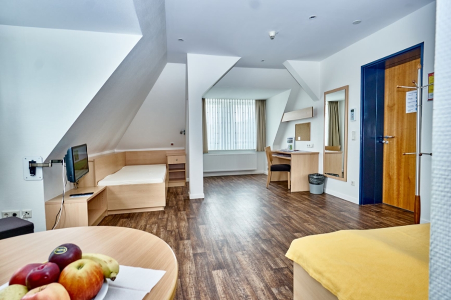 Zimmer mit zwei Betten, Schreibtisch und Stuhl Zimmer mit zwei Betten, Schreibtisch und Stuhl