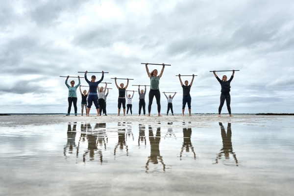 Gruppe beim Sport am Strand Gruppe beim Sport am Strand