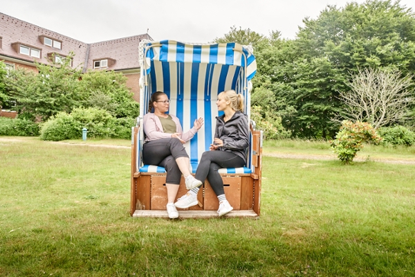 Zwei Rehabilitandinnen im Strandkorb Zwei Rehabilitandinnen im Strandkorb
